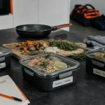 Meal prep sportif : boîtes hermétiques étiquetées dans une cuisine