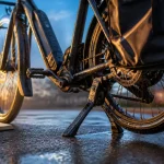 Béquille velo centrale double sur vélo chargé, stable sur bitume humide