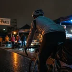 Bordeaux Paris cyclotourisme : cycliste de nuit sur la route, défi 650 km