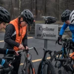 Cyclisme au feminin : femmes débutantes ajustent leurs vélos en club