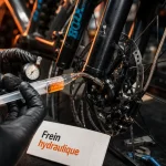 Frein hydraulique pour VTT : étrier 2 ou 4 pistons près du disque 180 mm