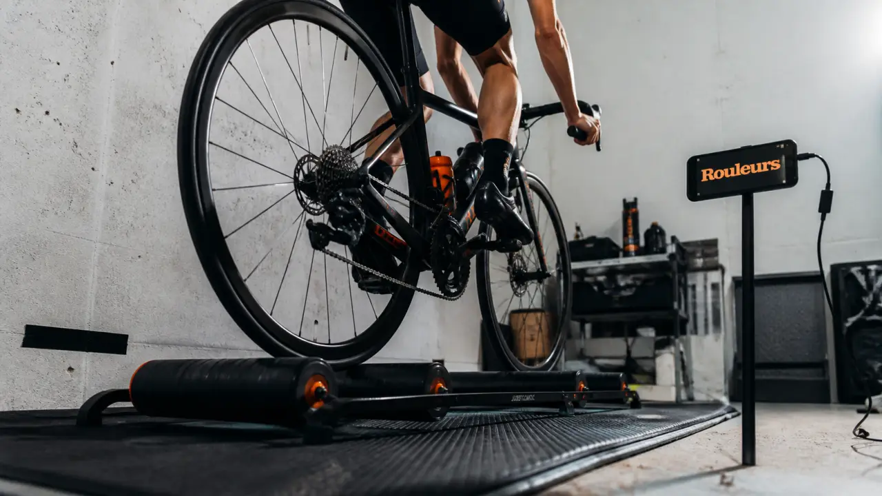 Home trainer à rouleaux pour vélo : équilibre, bruit et compatibilité