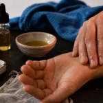 Huiles essentielles tendinite : synergie et massage doux sur tendon de poignet