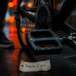 Pedale vélo plate antidérapante sur trottoir mouillé, vélo de ville