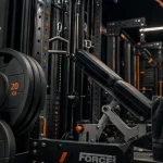 Salle de sport machine : charge guidée en home gym compact