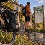 Le cyclotourisme sur une véloroute, roue avant et sacoche près des Voies Vertes